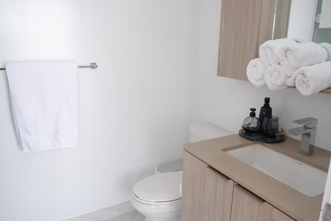 Modern Luxury Waterfront Condo ミシサガ エクステリア 写真